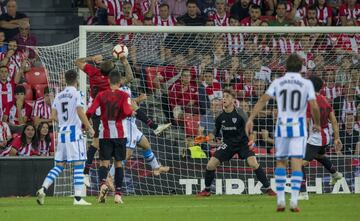 Tras una jugada entre Iñigo Martínez y Sangalli, el VAR actuó y decretó penalti a favor de la Real y amarilla al jugador vizcaíno.