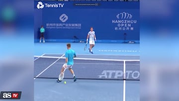 En un partido de tenis, un jugador realizó una jugada que nadie se esperaba, llevándose con él el punto. Dejó a todos impresionados.