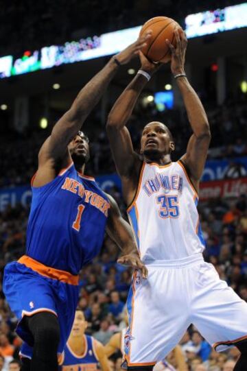 Kevin Durant (Oklahoma City Thunder) trata de anotar ante la defensa de Amar'e Stoudemire (New York Knicks).