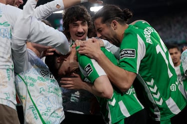 Mordisco de Ricardo Rodríguez a su compañero, Álvaro Fidalgo, tras el gol del jugador del Betis.