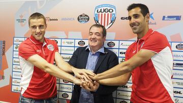 Pita y Seoane, jugadores del Lugo, durante un acto de renovaci&oacute;n.