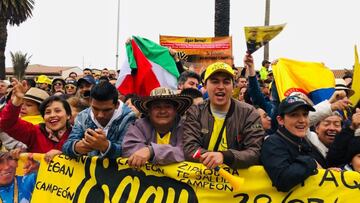 Aficionados esperando a Egan Bernal, campeón del Tour de Francia, en Zipaquirá.