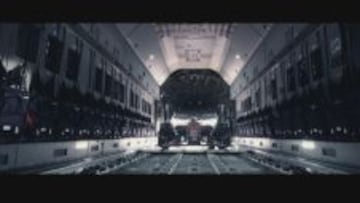 Button y el McLaren dentro del avión.