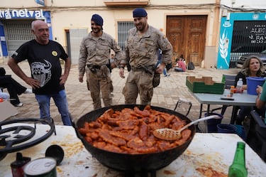 Voluntarios dan de comer a los afectados por la DANA en Chiva, Valencia.