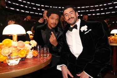 Trevor Noah y Bad Bunny 
durante la gala de los Premios Grammy 2026 celebrados en el Crypto.com Arena de Los Ángeles.