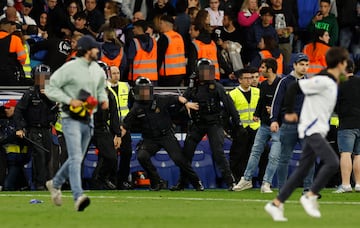 Invasión de campo de los seguidores del Espanyol cuando los jugadores del Barcelona celebraban el campeonato liguero.