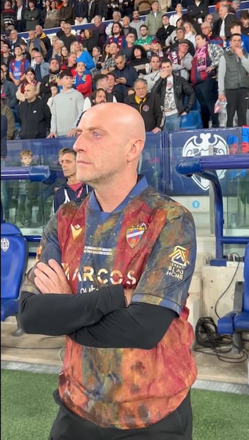 El entrenador Julin Calero, visiblemente emocionado, con la camiseta solidaria el pasado encuentro de Liga frente al Elche. 