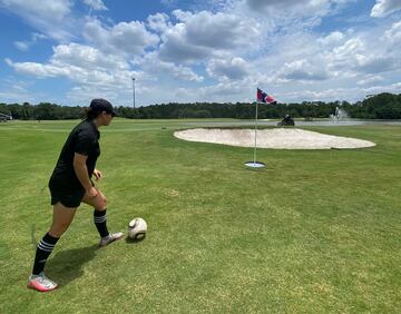 Delgado en medio de una partida de footgolf.