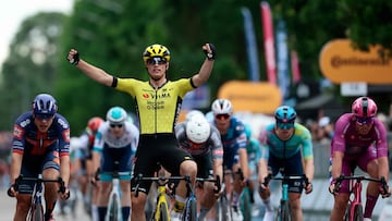 Team Visma-Lease a Bike's Dutch rider Olav Kooij celebrates after victory as he crosses the finish of the 12th stage of the 108th Giro d'Italia cycling race 172kms from Modena to Viadana on May 22, 2025. (Photo by Luca Bettini / AFP)