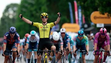 Kooij celebra su victoria al esprint en Viadana.