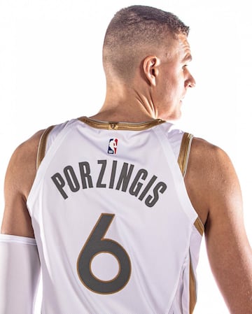 La franquicia de Texas ha presentado su equipación City Edition donde el blanc y el dorado son los colores protagonistas. La nueva equipación ha incendiado las redes por el gran parecido al uniforme del Real Madrid Baloncesto. 