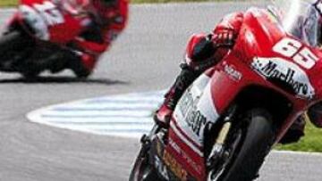 <b>EL ESPECTÁCULO DEL DERRAPAJE.</B> Las Ducati están demostrando un enorme potencial.