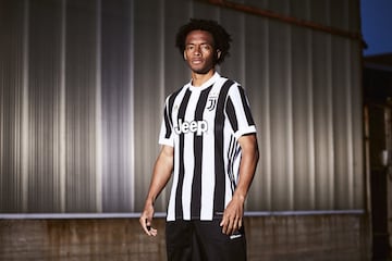 Cuadrado presenta la camiseta de la Juventus 2017 - 2018