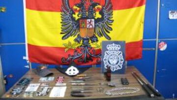 El material incautado por el CNP durante la operación, en el que figuran varios elementos con la simbología de Ultras Sur y el Frente Atlético.