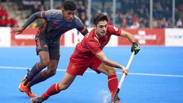 Ignacio Rodriguez golpea la bola ante Terrance Pieters durante el partido entre Espa&ntilde;a y Holanda de la Hockey Pro League de la FIH.