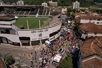 Vista general de los aficionados mientras el ataúd de la leyenda del fútbol brasileño Pelé es transportado por el departamento de bomberos, desde el estadio Vila Belmiro de su antiguo club Santos hasta el cementerio.