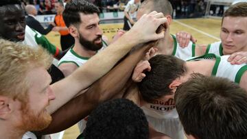 BAM01. BAMBERG (ALEMANIA), 21/03/2017.- Los jugadores Baskonia Vitoria Gasteiz celebran hoy, martes 21 de marzo de 2017, durante un juego entre Brose Bamberg y Baskonia Vitoria Gasteiz de la NBA, que se disputa en Bamberg (Alemania). EFE/TIMM SCHAMBERGER