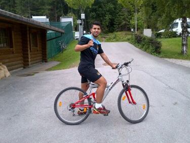 El 'Kun' es otro futbolista que tiene el gusto por la bicicleta, cuando está de vacaciones en su natal Argentina es el momento perfecto para rodar en el camino. 
