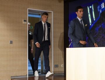 El joven portero ucraniano de 19 años ha sido presentado en el Santiago Bernabéu de la mano de Florentino Pérez y acompañado de su familia.