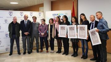 Conchita Mart&iacute;nez, Vivi Ruano, Maria Antonia S&aacute;nchez y Mico Margets, con los cuadros conmemorativos.