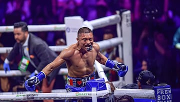 Isaac 'Pitbull' Cruz festeja un triunfo en el ring.