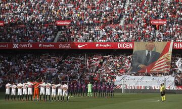 Minuto de silencio por el presidente del Sevilla Roberto Alés antes del comienzo del encuentro. 