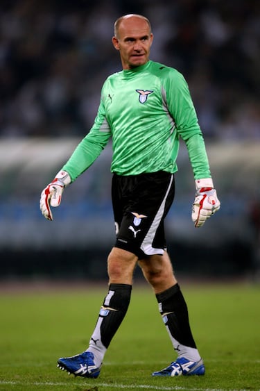 El portero Marco Ballotta,  jugó el partido de Champions entre el Real Madrid-Lazio en 2007 con 43 años y medio, convirtiéndose en el jugador de mayor edad en jugar un partido de Champions. 