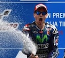 Lorenzo gana y Márquez se cae tras una gran remontada