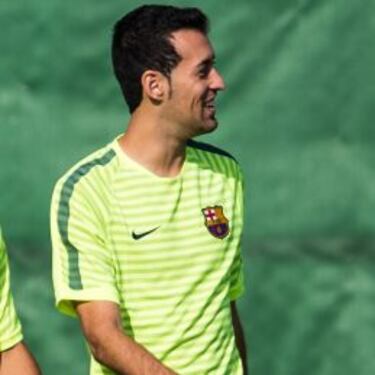 Busquets, con un golpe en la cadera, baja ante el Ajax