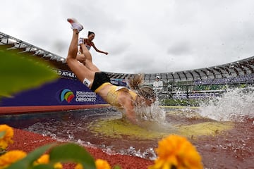 La prueba de los 3.000 metros obstáculos es una de las más espectaculares del atletismo, tanto por su dureza como por la dificultad que entraña. La alemana Lea Meyer (en primer término) sufrió una aparatosa caída y un inesperado chapuzón durante las eliminatorias femeninas de los Mundiales al aire libre en Eugene, Oregón.