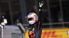 Verstappen celebra su pole en casa.