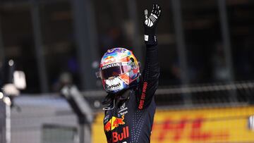 Verstappen celebra su pole en casa.