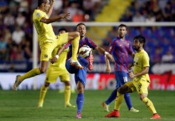 El centrocampista del Levante UD Jordi Xumetra lucha el balón con Bruno Soriano y Jaume Costa.