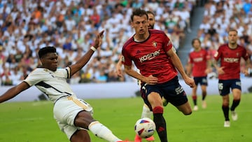 Tchouameni passes Budimir, Osasuna forward, during the match between Real Madrid and Osasuna.