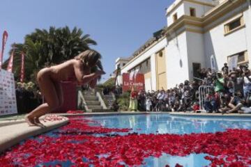 La modelo Nicole Moreno, más conocida como Luli Love, realiza el tradicional piscinazo como reina del Festival de la Canción de Viña del Mar en la piscina del hotel O'Higgins.