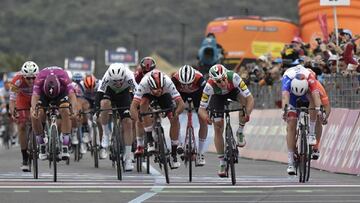 Gaviria gana tercera etapa por descalificación de Viviani