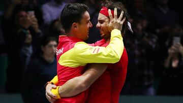 Rafa Nadal y Roberto Bautista celebran la victoria del balear ante Denis Shapovalov en la final de la Copa Davis.