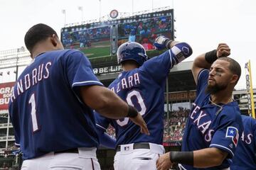 Elvis Andrus (izquierda) y Rougned Odor (derecha) celebran el titánico home run logrado por Nomar Mazara.