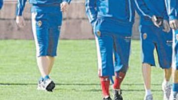 <b>CABIZBAJOS. </b>La plantilla no podía ocultar su decepción durante el entrenamiento matinal de ayer.