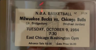 Un hombre rebusca en una caja y encuentra un tesoro de Michael Jordan del año 1984: “El billete va a volver al banco”