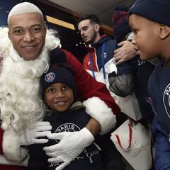 Kylian Mbappé se convierte en Papá Noel por una buena causa