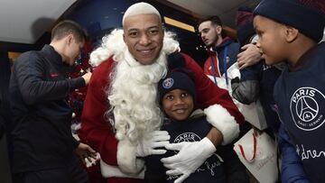 Kylian Mbappé se convierte en Papá Noel por una buena causa