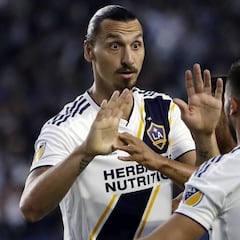 Zlatan Ibrahimovic se queja de la cancha de Seattle Sounders