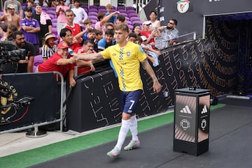Myer Bevan del Auckland City FC interact¨²a con la afici¨®n antes del partido del grupo C de la Copa Mundial de Clubes de la FIFA 2025 entre el SL Benfica y el Auckland City FC.