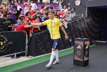 Myer Bevan del Auckland City FC interactúa con la afición antes del partido del grupo C de la Copa Mundial de Clubes de la FIFA 2025 entre el SL Benfica y el Auckland City FC.