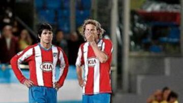 <b>LANZADOS. </b>El Villarreal se empleó a fondo para deshacerse del Atlético, en el que ni Agüero ni Forlán, en su regreso a Vila-real, pudieron brillar en El Madrigal.