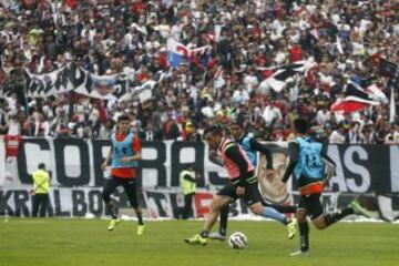 Cerca de diez mil personas llegaron hasta el Monumental para apoyar a Colo Colo.