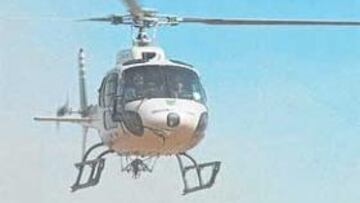 <b>LA MOTO DE SYMONS. </b>Un helicóptero llega al lugar del accidente para evacuar la moto del surafricano.