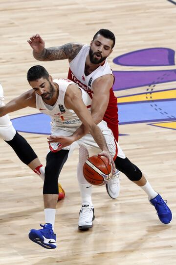 Juan Carlos Navarro intentando avanzar con el balón ante la oposición del jugador turco Cedi Osman.