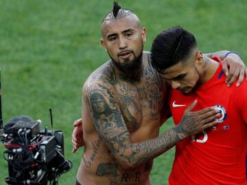 Soccer Football - Chile v Australia - FIFA Confederations Cup Russia 2017 - Group B - Spartak Stadium, Moscow, Russia - June 25, 2017   Chile&rsquo;s Arturo Vidal and Paulo Diaz after the match   REUTERS/Maxim Shemetov